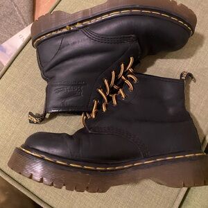 Doc dr martens made in England vtg 1460 6 eye boots